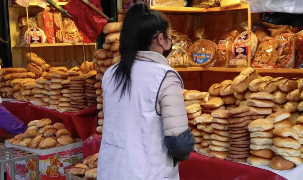 Una vendedora de pan de batalla en La Paz. Foto: Agustín Echalar.