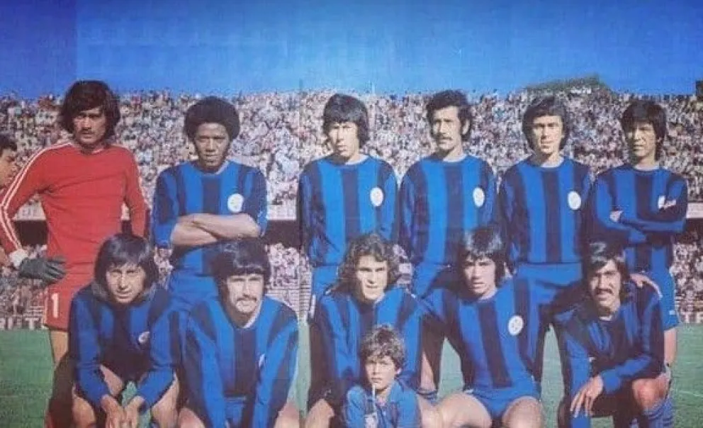 Francisco Pinochet (tercero desde la izquierda en la fila de arriba), en una formación de Colo Colo. 