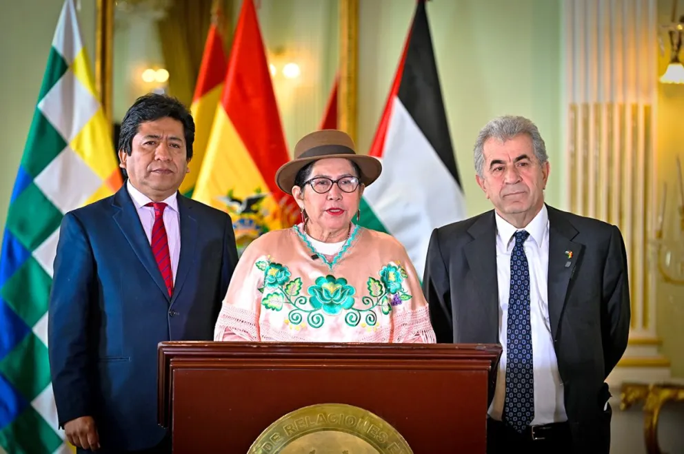 Celinda Sosa con el vicecanciller, Elmer Catarina, y el embajador de Palestina, Mahmound El Alwani. Foto: Cancillería