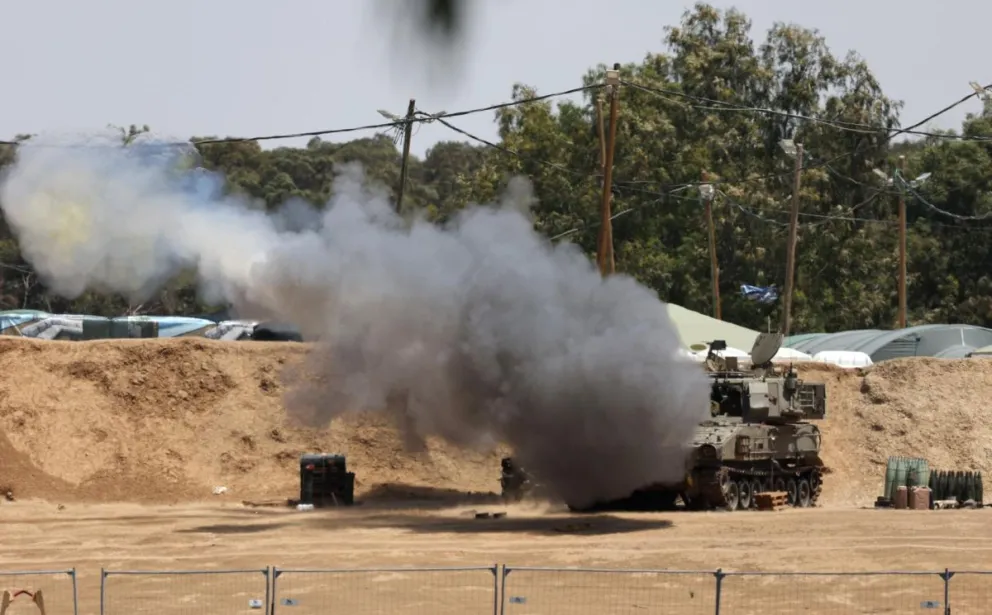 Disparo de artillería israelí en un lugar no revelado cerca de la frontera con la Franja de Gaza. Foto: EFE/EPA