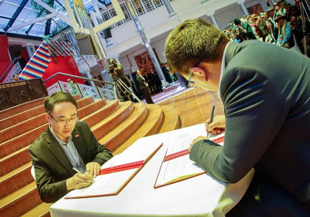 El representante del Gobierno de China, durante la firma de convenio. Foto: Télegram de Luis Arce