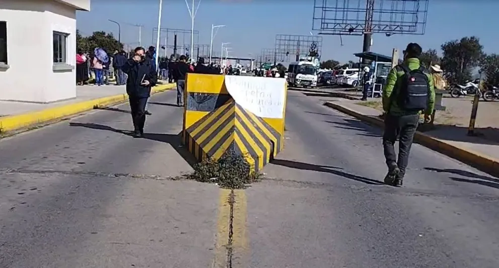 Manifestantes impiden el ingreso al aeropuerto de El Alto. Foto: Captura de video