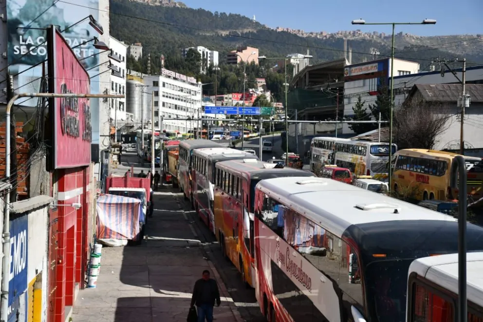 La estación Volcán en la avenida Montes amaneció este lunes con filas de flotas en busca de gasolina y diésel. Foto: APG