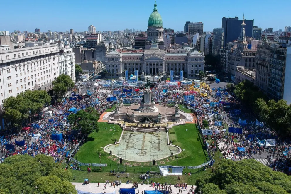 Una marcha a las afueras del Congreso en Buenos Aires. Foto: EFE