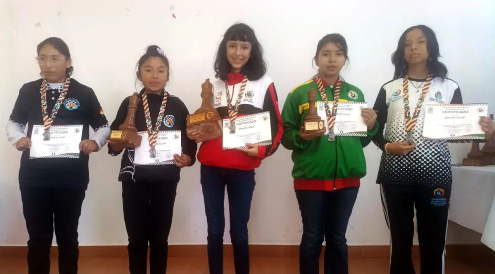 Algunas de las premiadas en el Nacional Clasificatorio. Foto: Federación Boliviana de Ajedrez.