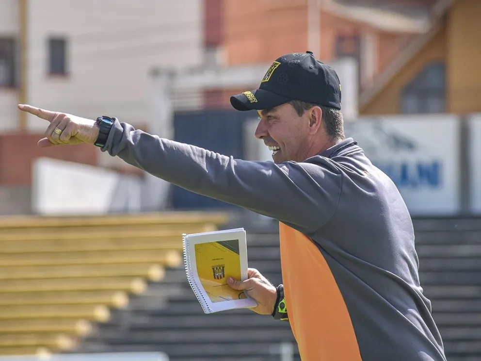 El técnico del Tigre, Ismael Rescalvo, da instrucciones a los jugadores en el entrenamiento de este lunes. Foto: club The Strongest