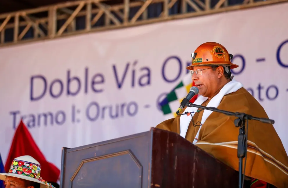 Arce da un discurso durante el acto de inicio de la construcción de la doble vía Oruro - Challapata. Foto: Lucho Arce (Facebook)