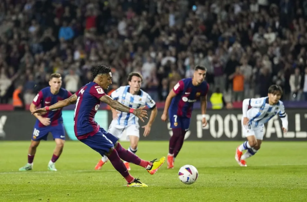 El brasileño Rafinha ya sacó el zurdazo que se convertirá en el segundo gol del Barcelona. Foto: EFE