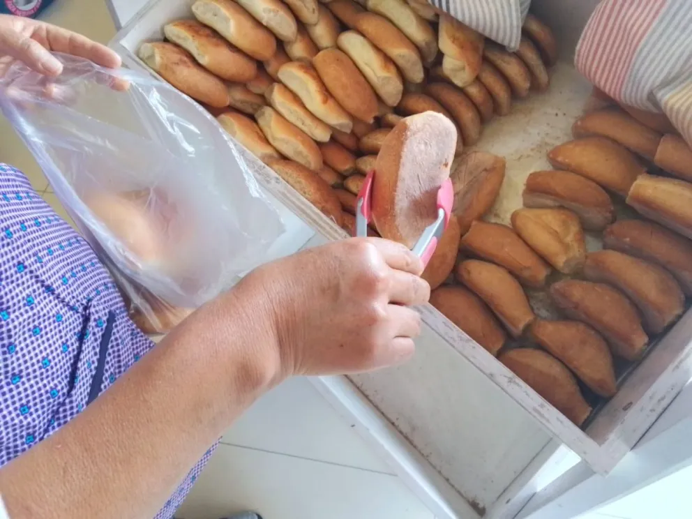 Venta de pan en una tienda de Calacoto.    FOTO: Jorge Soruco/Visión 360