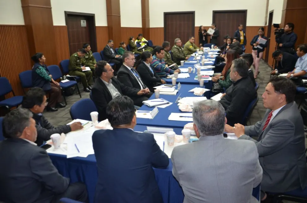 La reunión entre las autoridades del Gobierno y choferes de Bolivia. Foto: Ministerio de Justicia