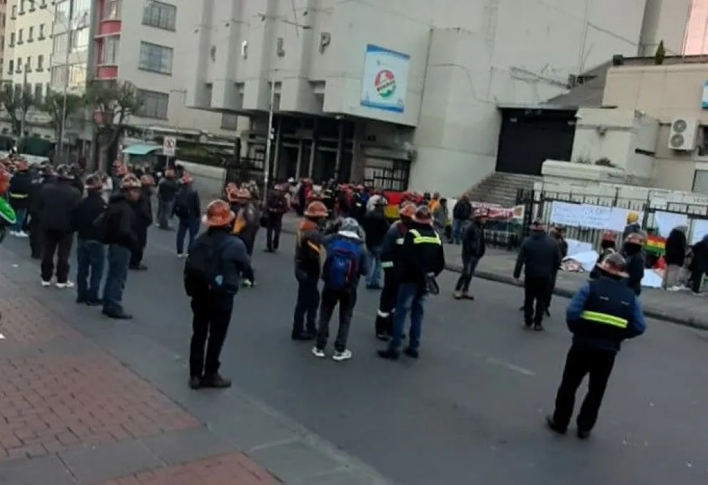 Mineros cortan el paso con el uso de una bandera boliviana. Foto: Mirna Echave