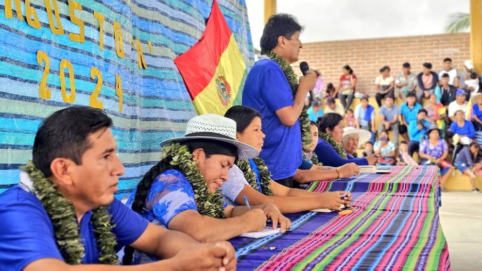 Evo Morales con dirigentes del Trópico de Cochabamba. Foto: @evoespueblo