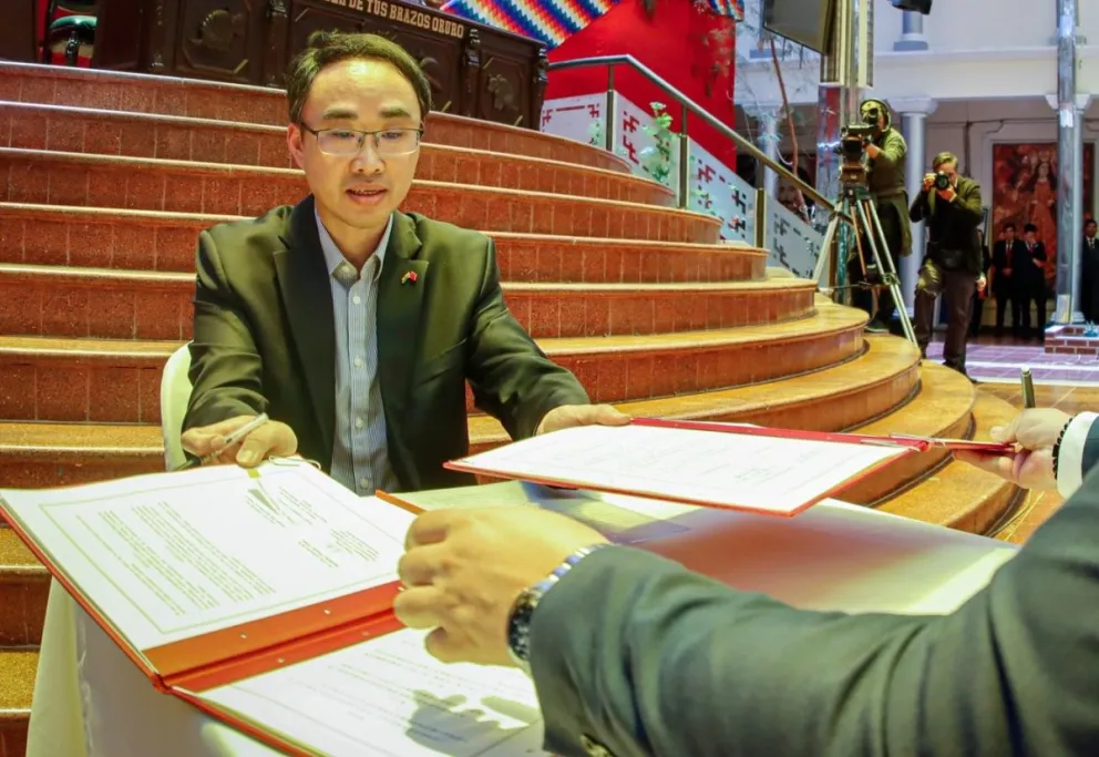 El embajador plenipotenciario de la República Popular China , Wang Liang, durante la firma del convenio, el 6 de febrero. Foto: Facebook del presidente Luis Arce