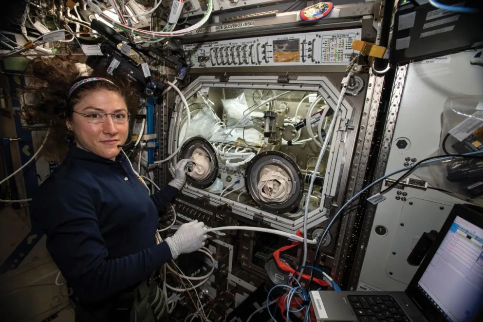 La astronauta de la NASA Christina Koch realiza experimentos en la EEI. Foto: EFE / NASA 