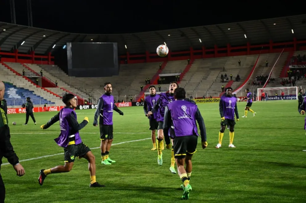 Jugadores de Defensa y Justicia, en la previa del partido jugado en El Alto. Foto APG