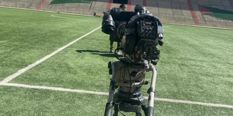 Una cámara de televisión dispuesta en el estadio de Villa Ingenio. Foto: Archivo.