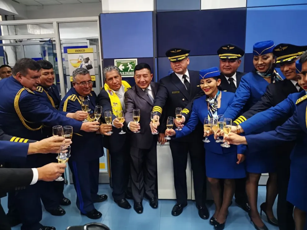 El ministro de Defensa, el gerente del TAM y miembros de la FAB brindan por el reinicio de operaciones de la empresa pública. Foto: Marco Belmonte