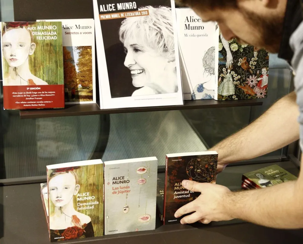 Foto de archivo de libros de la escritora canadiense Alice Munro. Foto: EFE/Ballesteros
