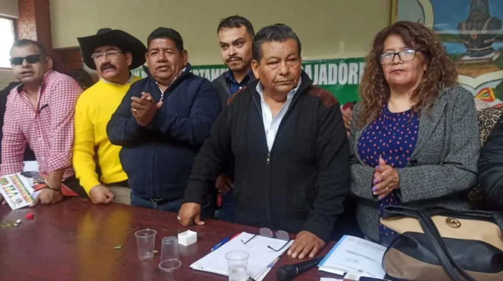 Dirigentes gremiales reunidos ayer, en la ciudad de Tarija. Foto. El País de Tarija.