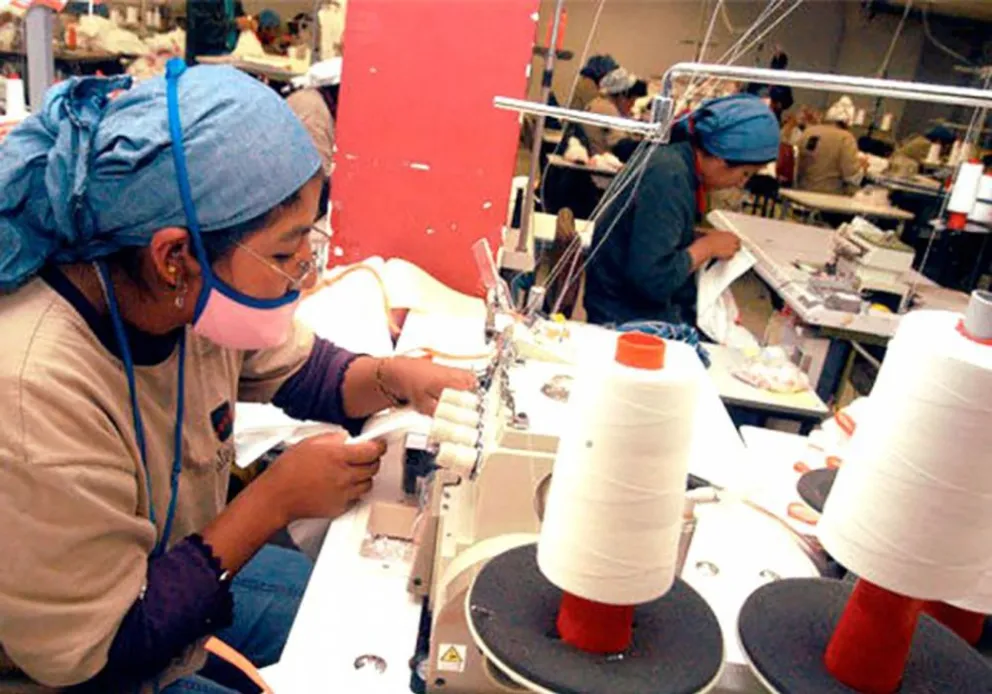 Una trabajadora de una Conamype dedicada a los textiles, en plena labor. Foto: Contacto Económico