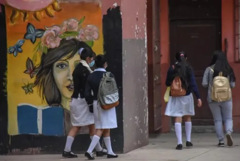 Estudiantes ingresan a su colegio, en la ciudad de La Paz. Foto: AMUN