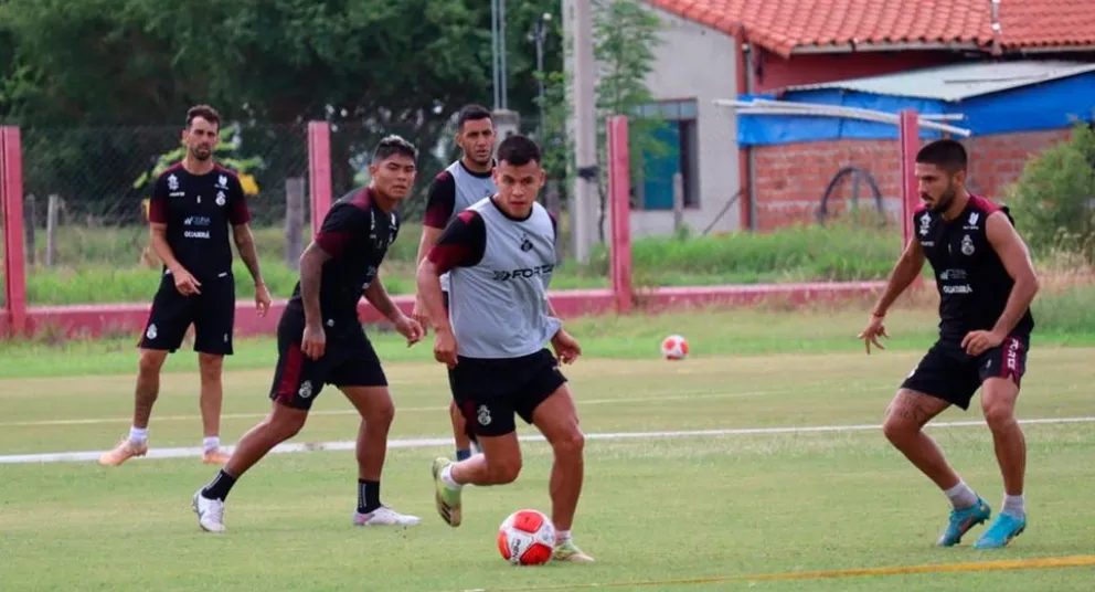 Villarroel (con la pelota) y Melgar (der.) en una práctica en Montero. Foto: Club Guabirá.