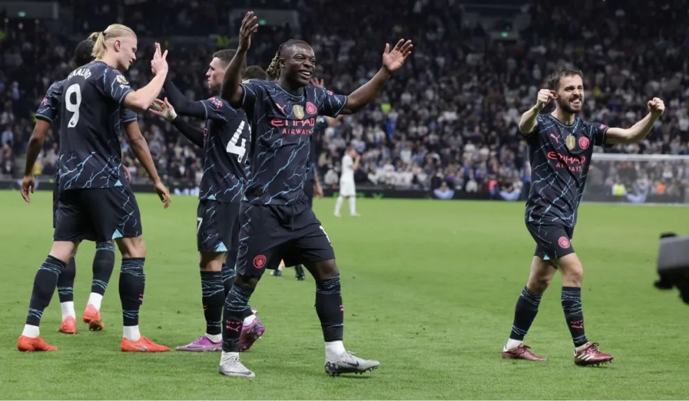 Jugadores del Manchester City celebran la victoria sobre el Tottenham que los acerca al título. Foto: EFE