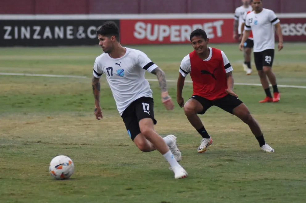Rodríguez domina la pelota en la práctica de este martes de la Academia en Río de Janeiro. Foto: Club Bolívar.