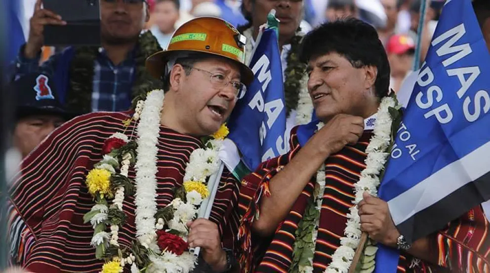 El presidente Luis Arce y el expresidente Evo Morales en un festejo anterior del MAS. Foto: APG