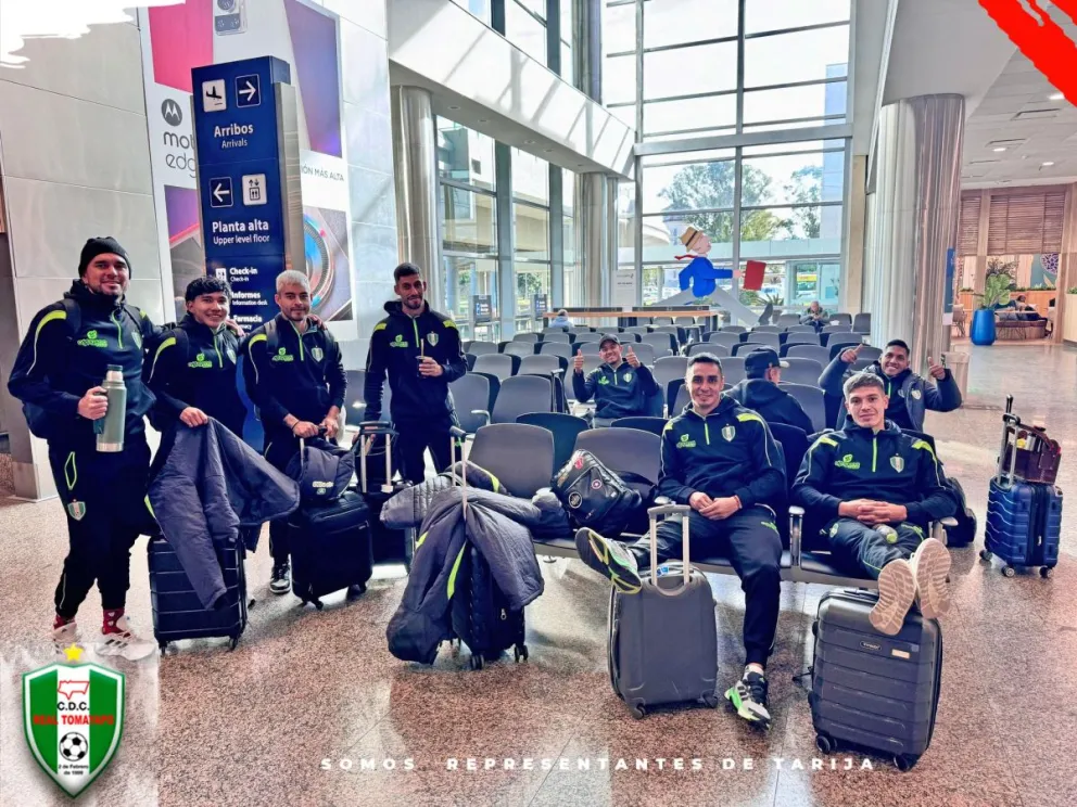 Jugadores de Tomayapo aparecen con sus maletas en el aeropuerto de Córdoba. Foto: Real Tomayapo