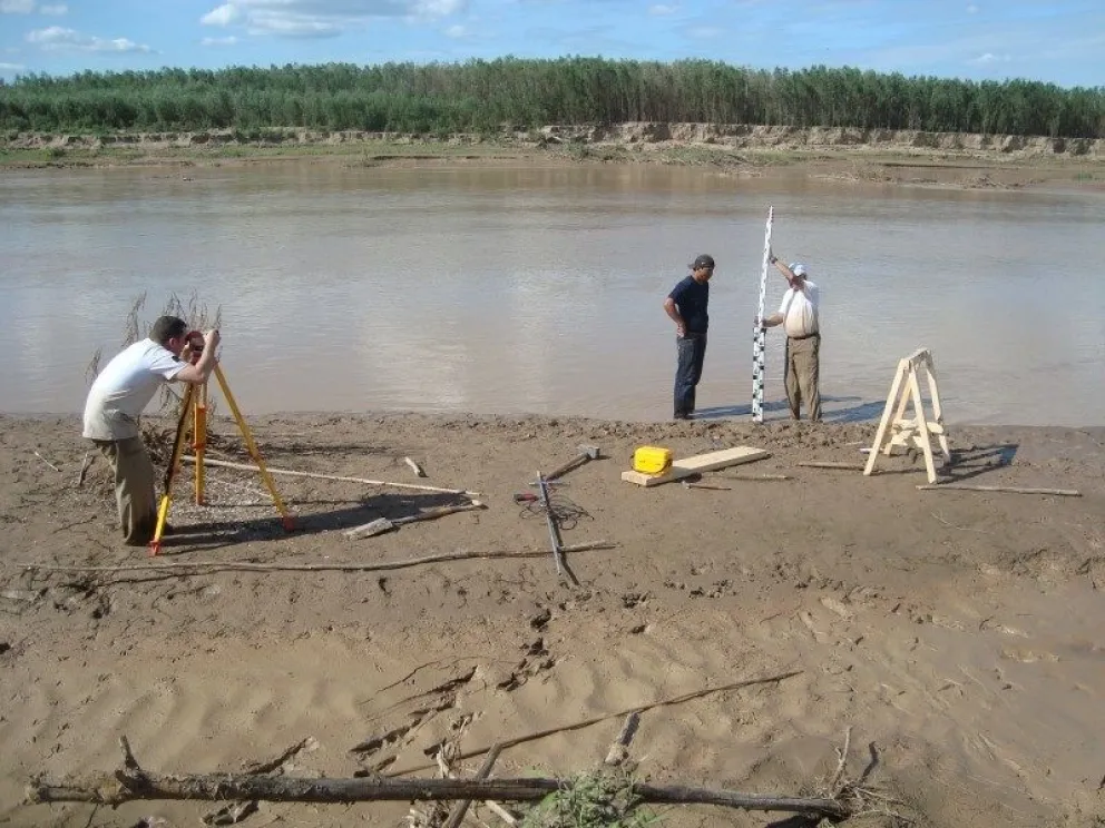 Un equipo técnico trabaja en un sector del río Pilcomayo: Foto: mre.gov.py