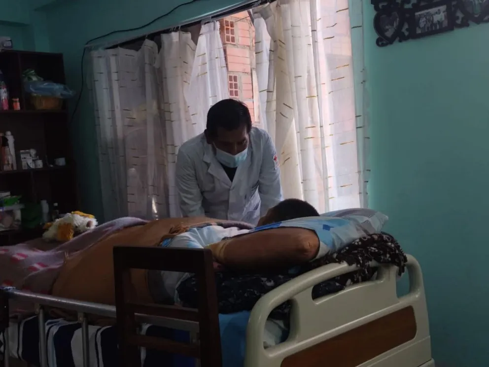 Un paciente es atendido en el hospital la Merced. Foto: Hospital Municipal La Merced en Facebook