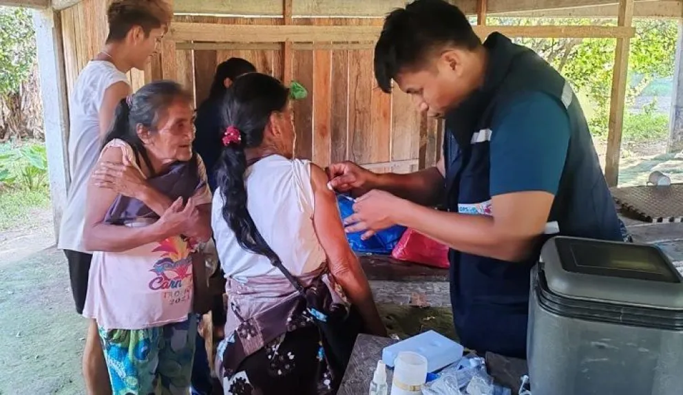 Personal de salud administra la vacuna contra la influenza en el interior del país. Foto: Ministerio de Salud