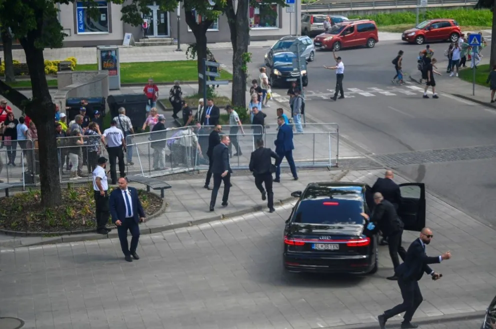 Momento del ataque al primer ministro eslovaco, Robert Fico. Foto: @AlertaNews24
