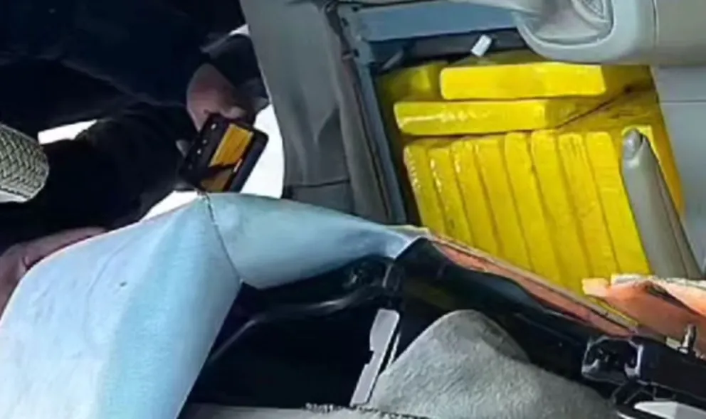 La Policía halló alteraciones al interior del auto, donde se trasladaba la droga. Foto: Erbol