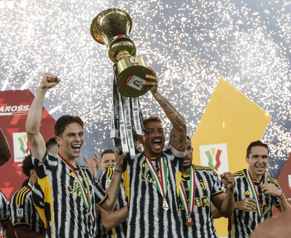Los jugadores de Juventus levantan el trofeo de campeón. Foto EFE