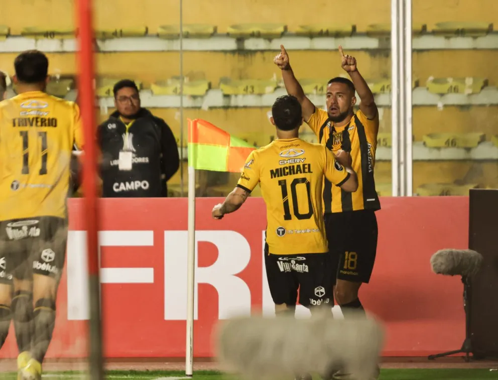 Ramallo, con los brazos levantados, festeja el primer gol del Tigre en la victoria sobre Huachipato. Foto: Conmebol