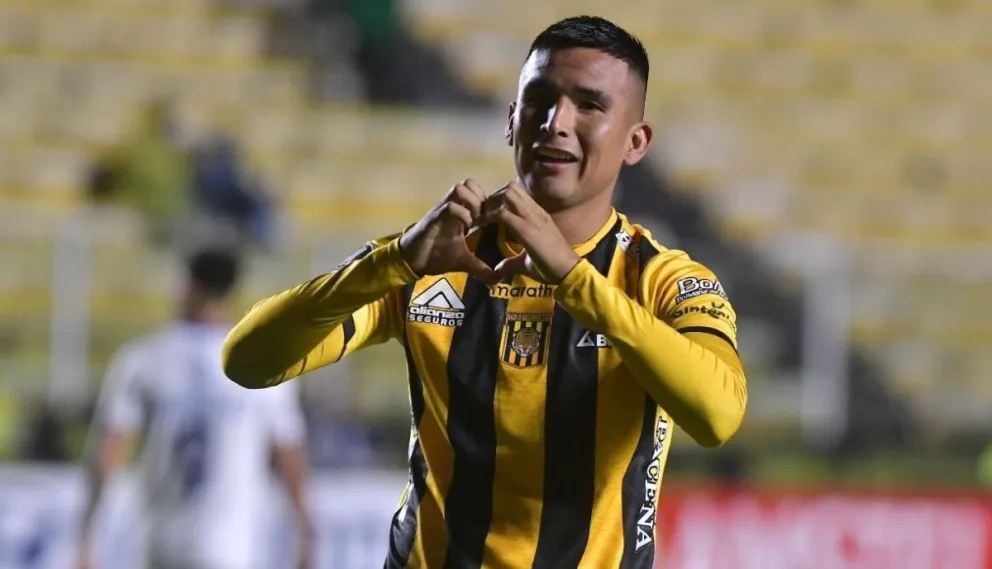 Quiroga festeja su gol de cabeza con una dedicación. Foto: APG 