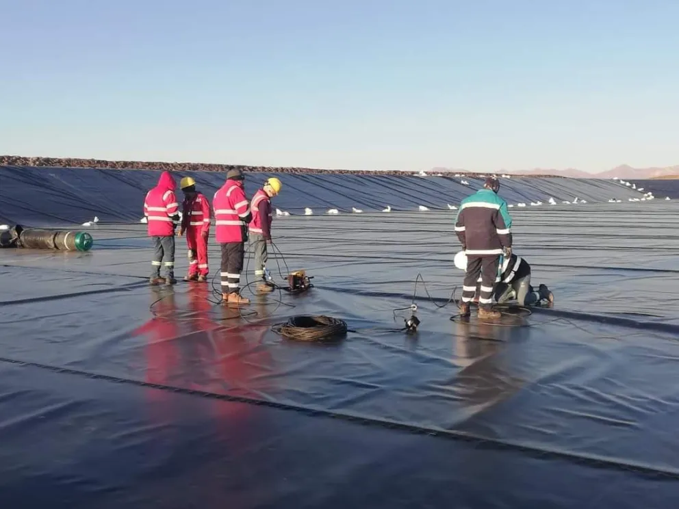 Trabajadores operan en el salar de Uyuni. Foto: ABI