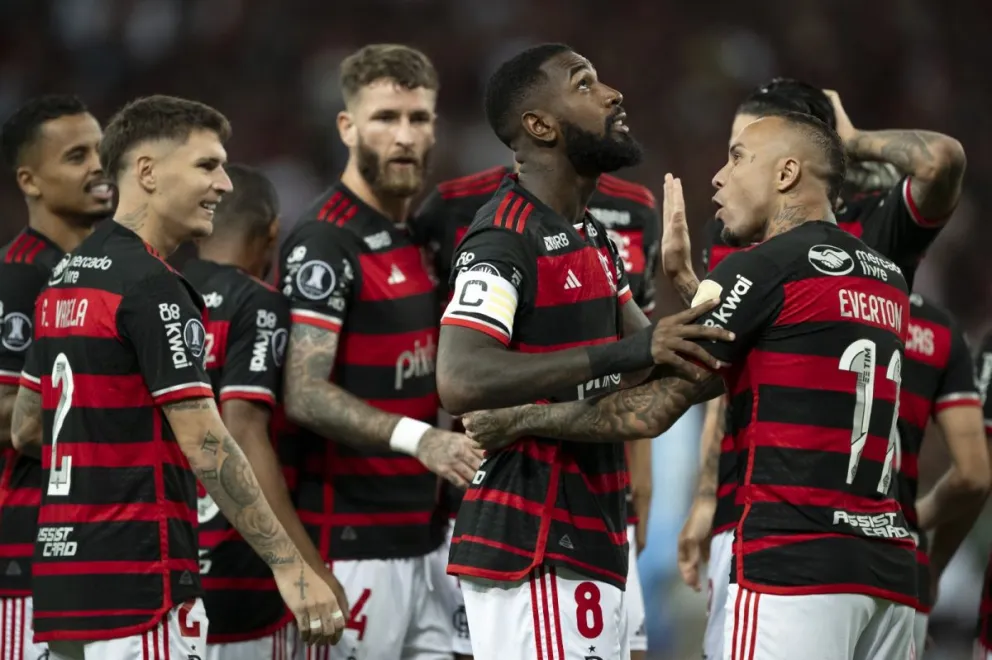 Los jugadores de Flamengo celebran el tercer gol del compromiso. Foto: APG