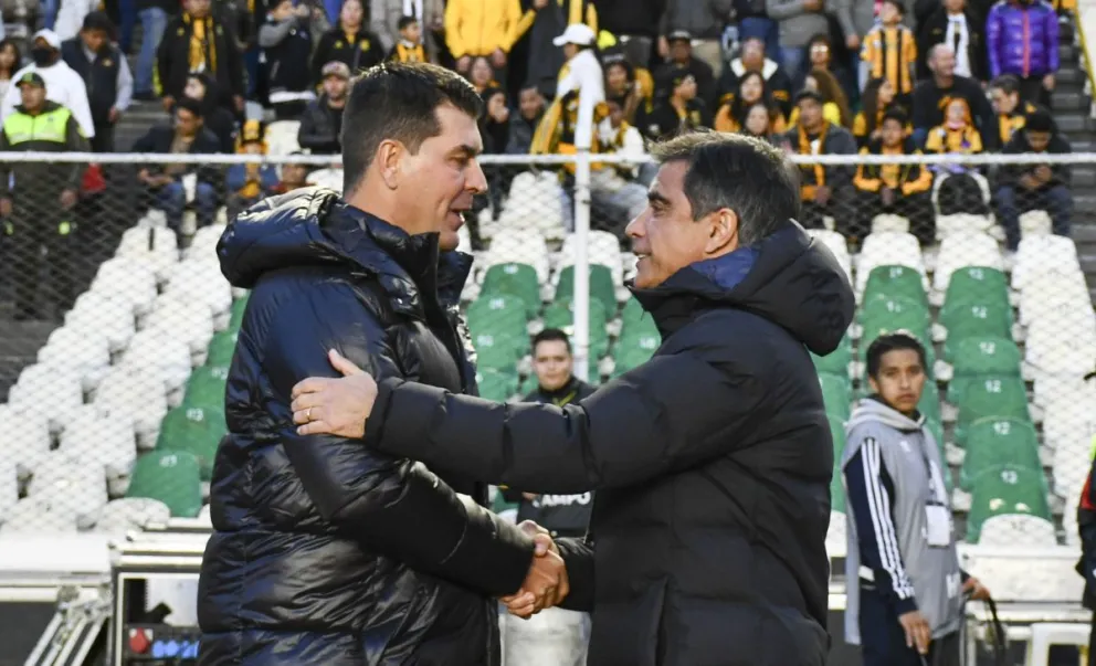 Ismael Rescalvo, el técnico del Tigre, saludo al entrenador de Huachipato, Javier Sanguinetti. Foto. APG