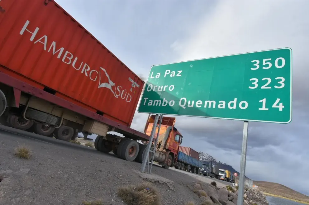 Camiones de carga en la zona fronteriza de Tambo Quemado. Foto: ASP-B