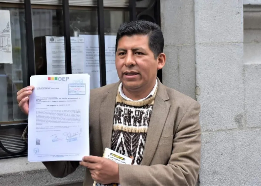 El vocal del TSE, Tahuichi Tahuichi Quispe, presentó el proyecto de ley ante la Vicepresidencia del Estado, para que sea tratado en la Asamblea Legislativa. Foto: Radio San Gabriel
