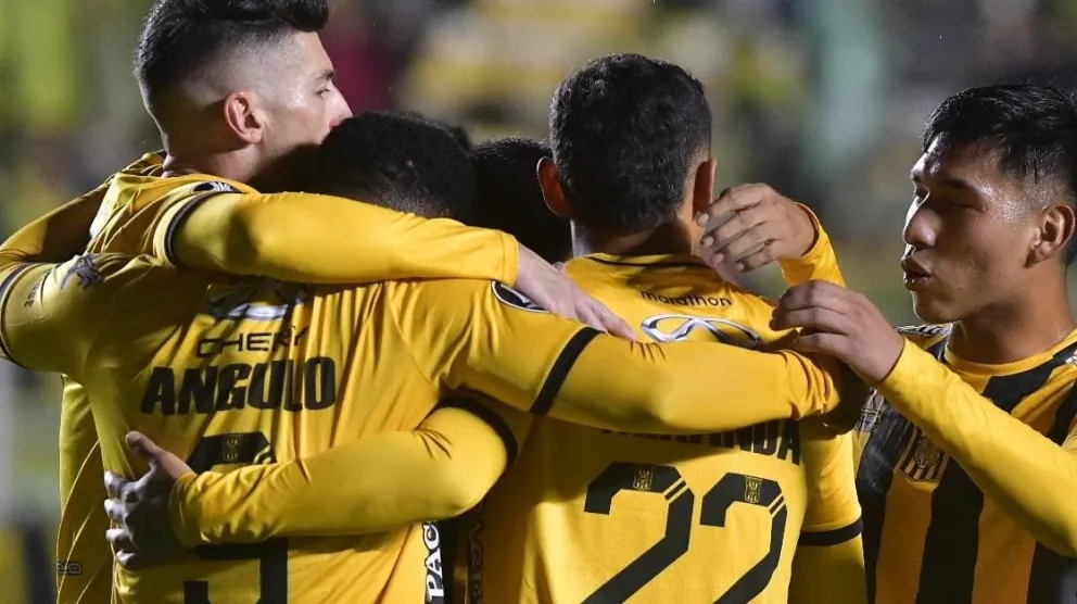 Los jugadores de The Strongest celebran una conquista en la victoria sobre Huachipato. Foto: APG