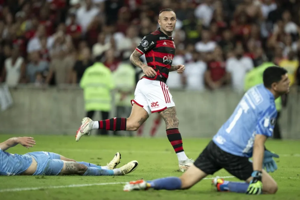 Everton se apresta a celebrar tras anotar el tercero de Bolívar ante Flamengo. (Foto APG)