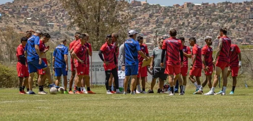 Jugadores del Rojo en la previa de un entrenamiento en Cochabamba. Foto: Wilstermann.