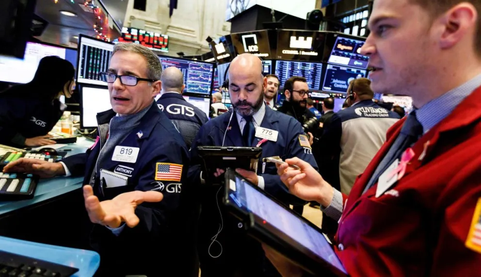 Operadores de la bolsa de Wall Street durante su jornada en Nueva York. Foto: EFE