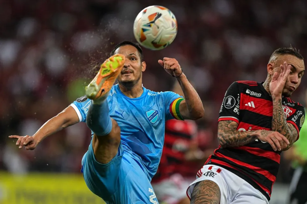 Leonel Justiniano disputa el balón con Everton, en el partido con Flamengo. (Foto APG)