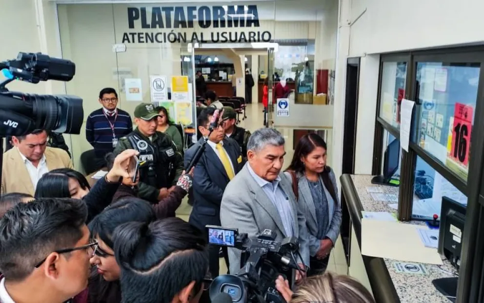 Los legisladores al momento de presentar la acción en el Tribunal Departamental de La Paz. Foto: Cámara de Senadores
