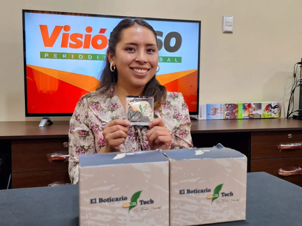 La nutricionistas Nataly Ayaviri, recomienda el consumo de frutas y verduras para prevenir enfermedades en época de frío. Foto: Wara Arteaga.